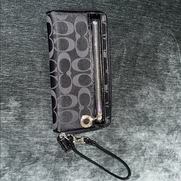 Signature Coach Wallet - Picture 3 of 4